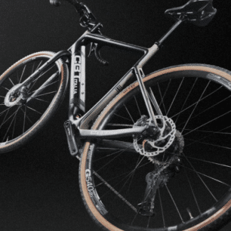 Vélo électrique type Gravel de la marque CBT Italia. Le modèle est un BLADE, couleur sable et noir, avec moteur dans la roue arrière et batterie dans le cadre.