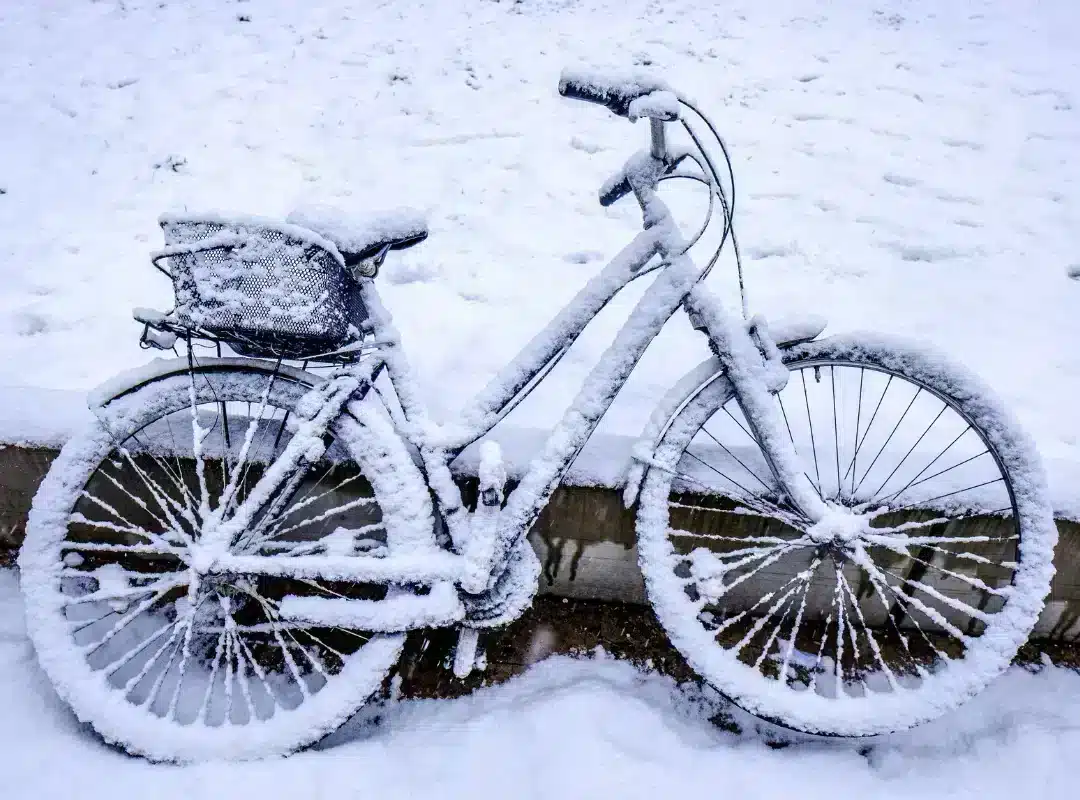 Rouler en hiver en toute sécurité 1 Vélo entièrement recouvert de neige dans un paysage enneigé