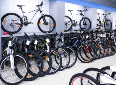 Photo de l'intérieur d'un magasin de vélo avec de nombreux vélos d'exposition