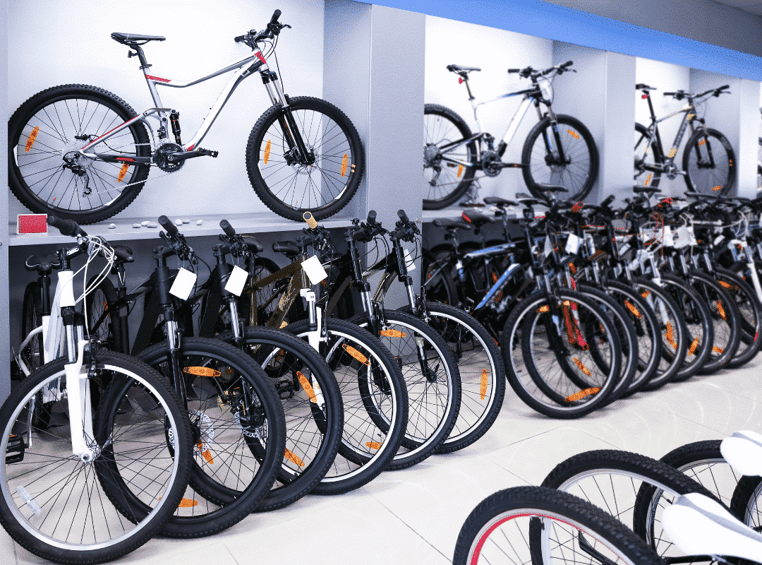 Photo de l'intérieur d'un magasin de vélo avec de nombreux vélos d'exposition