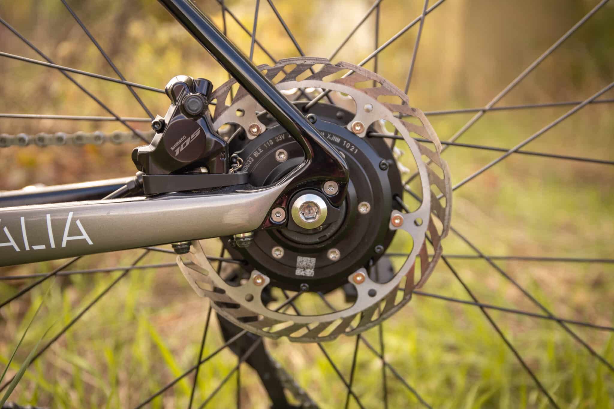 Axe traversant, axe rapide, quelles sont les différences ? 1 Moteur pour roue arrière de vélo à axe traversant