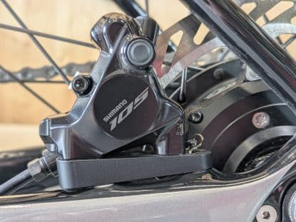 Remklauwadapter voor het ombouwen van een remschijf van 140 mm naar 160 mm